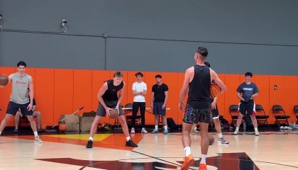 免费高清足球视频无插件在线直播-张博源与知名训练师Jordan Lawley一起训练！伊利诺伊小佩贾也在