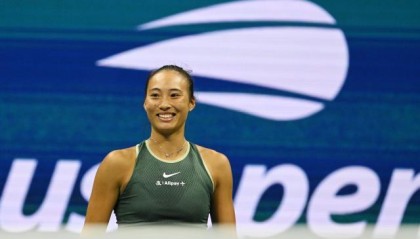 发球成制胜法宝 郑钦文连续两年晋级美网女单八强