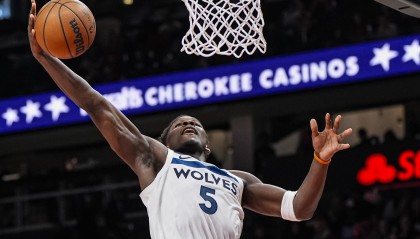 免费高清足球视频无插件在线直播-爱德华兹：我第四节就打低位&amp;我练了一夏天 因为我总被各种包夹