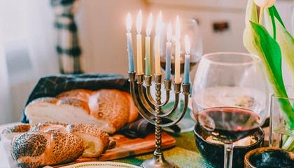 始祖鸟母公司发布上市后首份财报，麦当劳冠名法甲